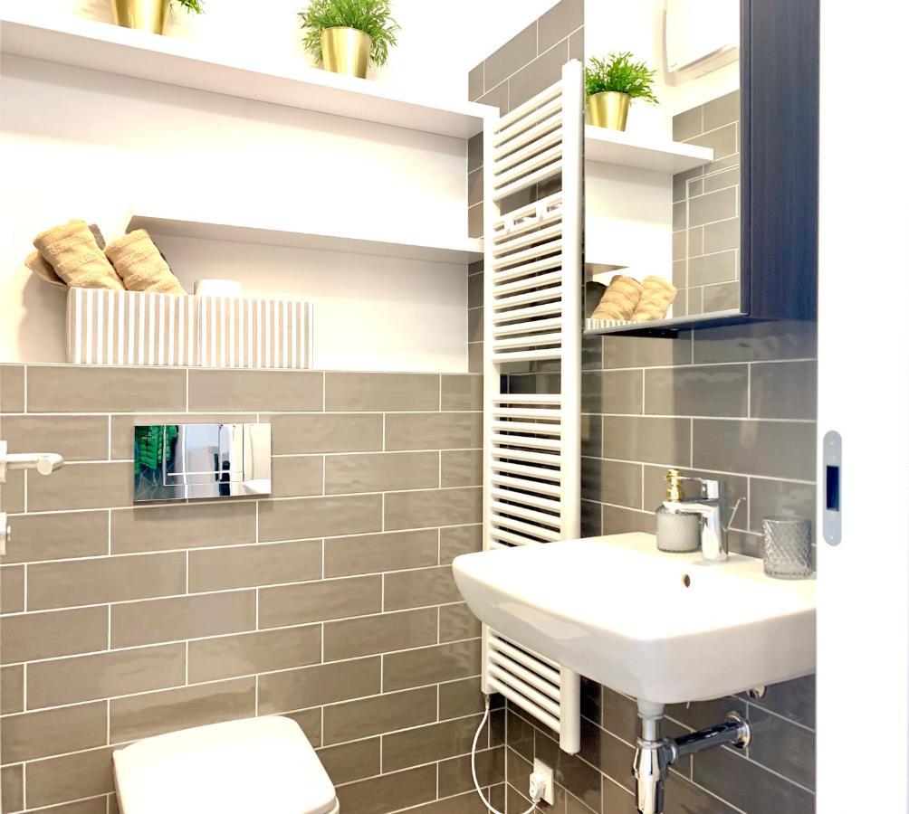 Luxury, Bright Studio With Parking And Balcony In Bratislava Center Exterior foto